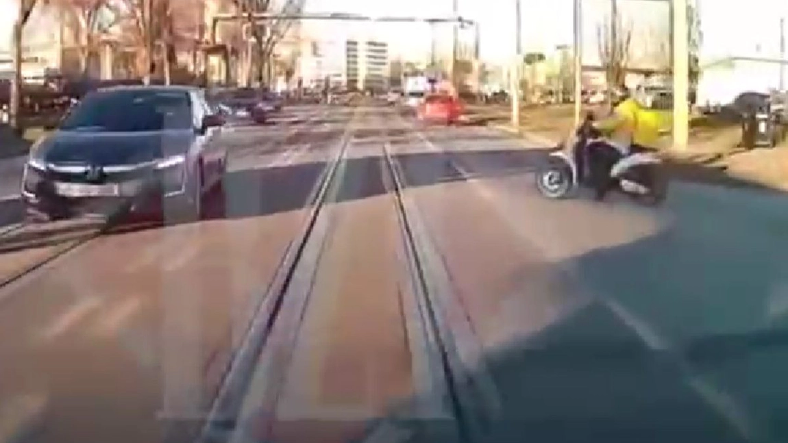 Un curier de la Glovo, la un pas să provoace un accident teribil pe o stradă din Iași. A pătruns cu scuterul pe mijlocul străzii, iar șoferii aproape l-au luat pe capotă