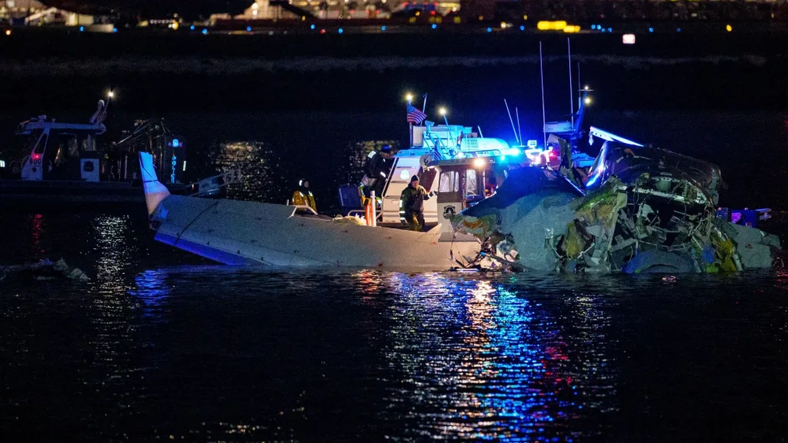 Un avion American Airlines și un elicopter Black Hawk s-au prăbușit în râul Potomac. Nici un supraviețuitor