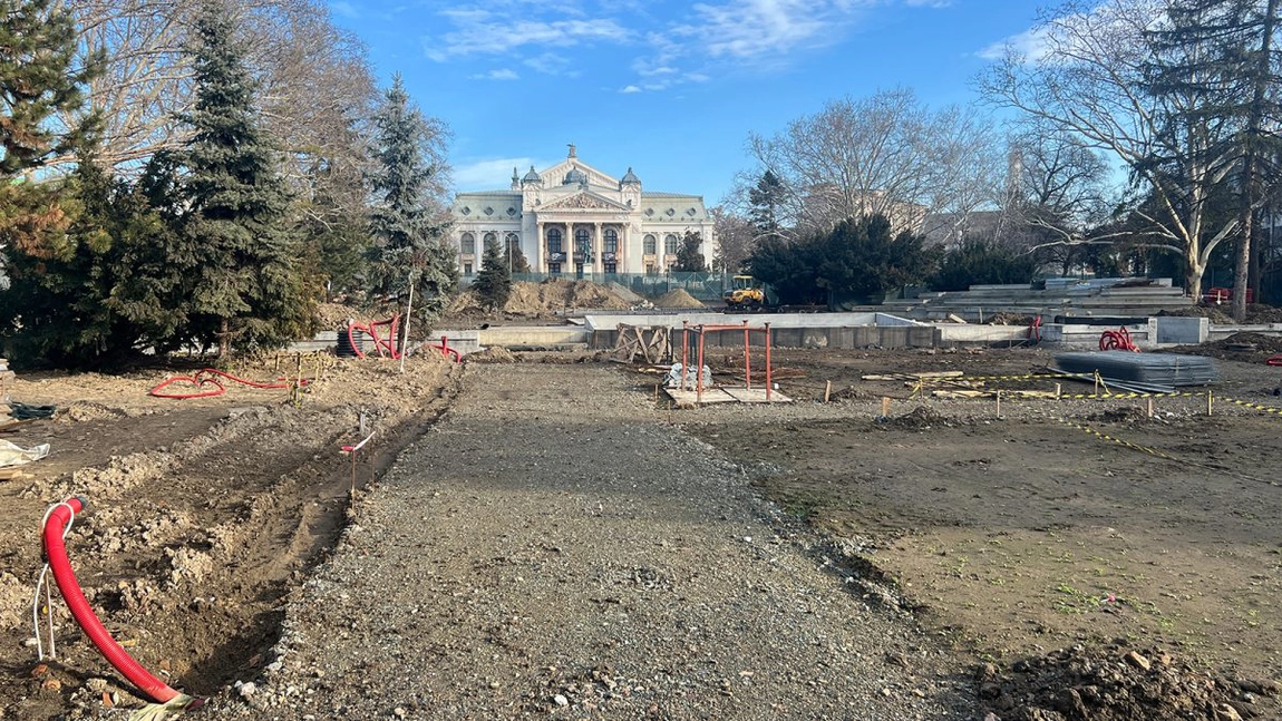 Finalizarea lucrărilor de amenajare a esplanadei Teatrului Național din Iași a fost amânată! Când va fi finalizat proiectul început în anul 2021