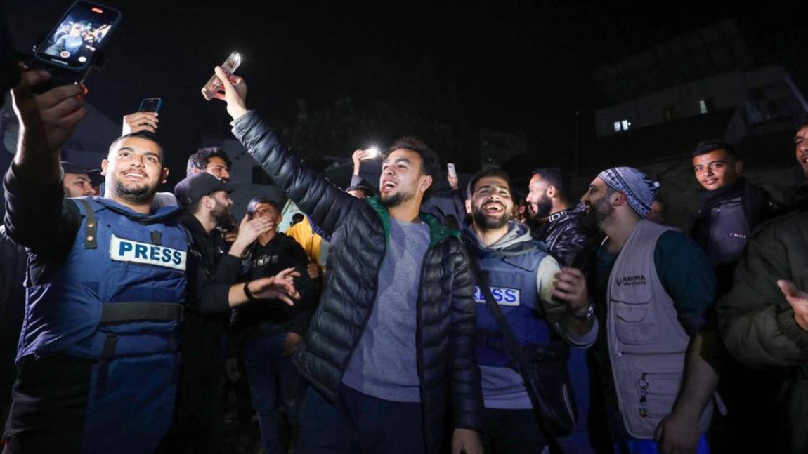 Mii de palestinieni din Gaza au sărbătorit vestea că Israelul și Hamas au ajuns la un acord. Îmbrățișări și cântece de bucurie