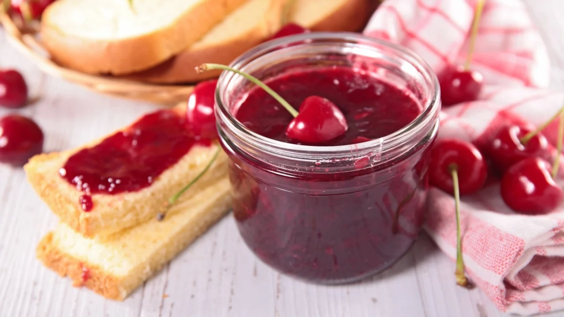 Tartă cu gem de cireșe. Cum să pregătești dulceața de unul singur