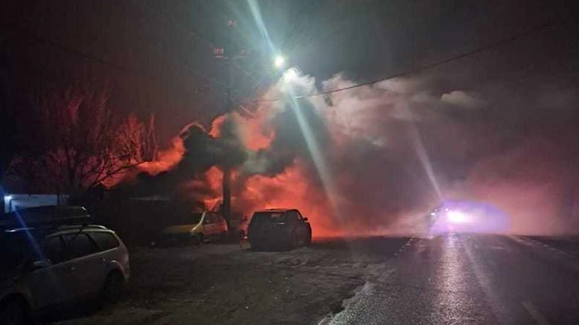 Incendiu puternic la Crevedia, cu degajări mari de fum. Zece persoane s-au autoevacuat