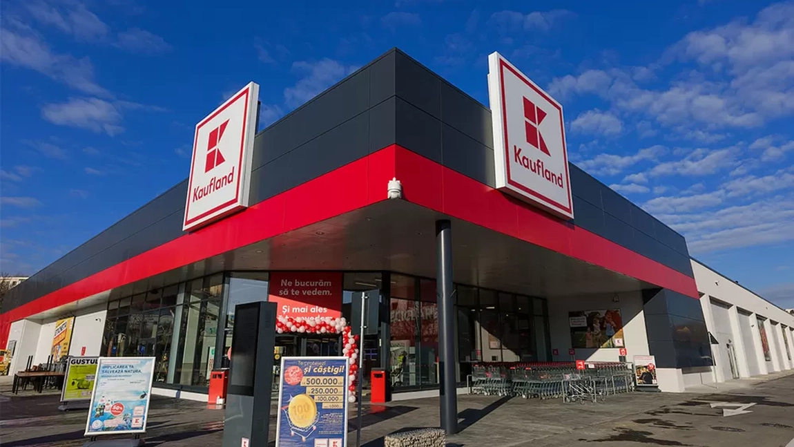 Cârnații preferați de români din Kaufland ar putea dispărea! Fabrica intră în faliment