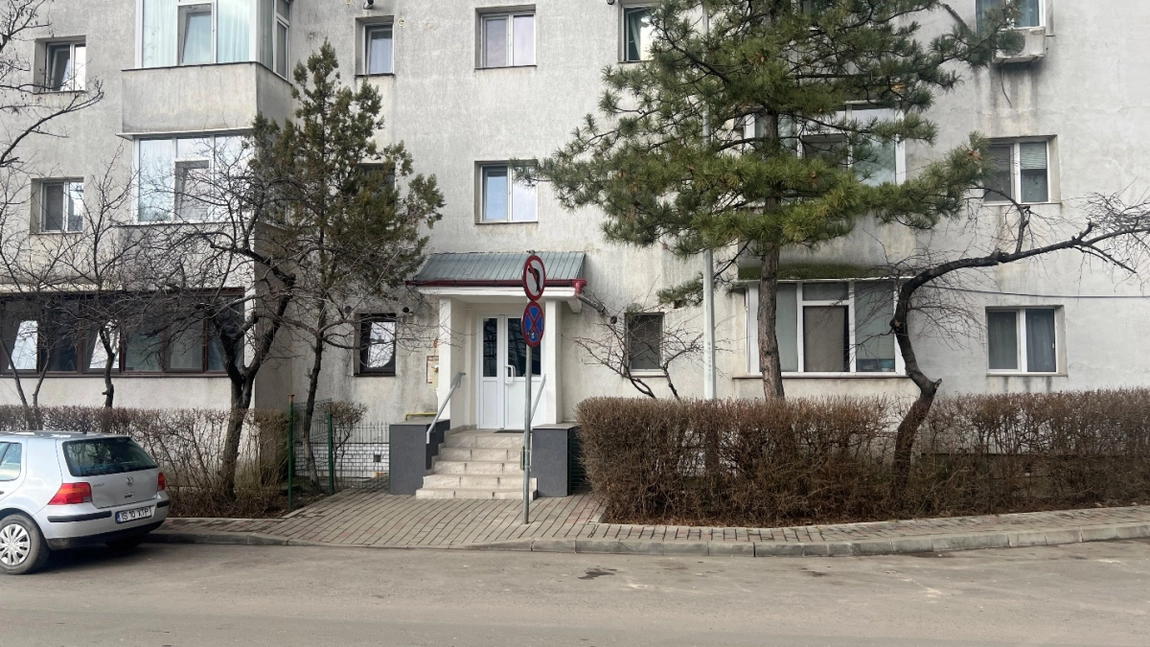Locatarii dintr-un bloc din Iași se tem să mai dea drumul la apă. Reprezentanții de la ApaVital au trimis de urgență angajații să ia probe