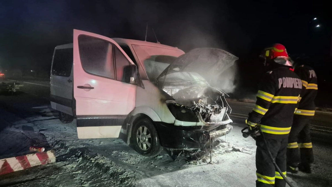 Incendiu în județul Iași! O autoutilitară a fost cuprinsă de flăcări. Pompierii au intervenit de urgență