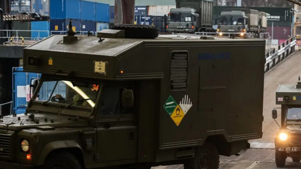 Armata britanică a încărcat sute de vehicule militare pe feriboturi gigant pentru a fi transportate în România