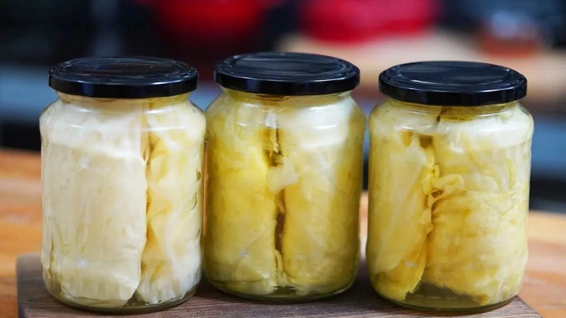 Foi de varză murată la borcan, perfecte pentru sarmale. Iată care sunt ingredientele care le dau gustul perfect!