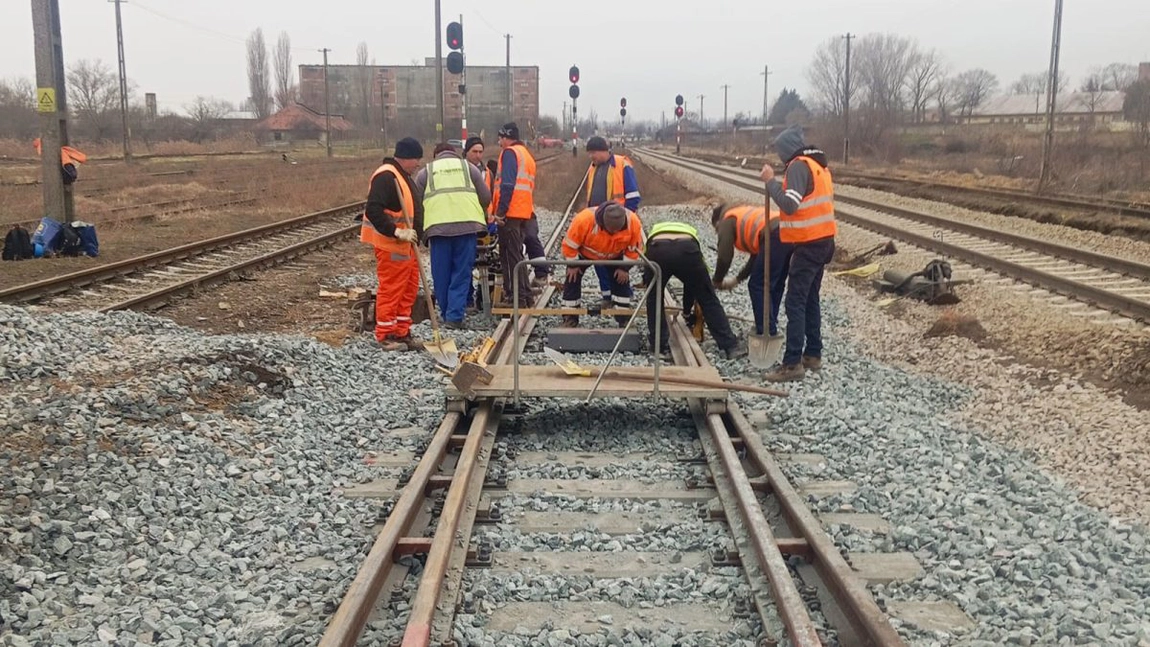 Au fost reluate lucrările de modernizare a liniei ferate Tecuci – Iași. Contractul se va finaliza abia la vară