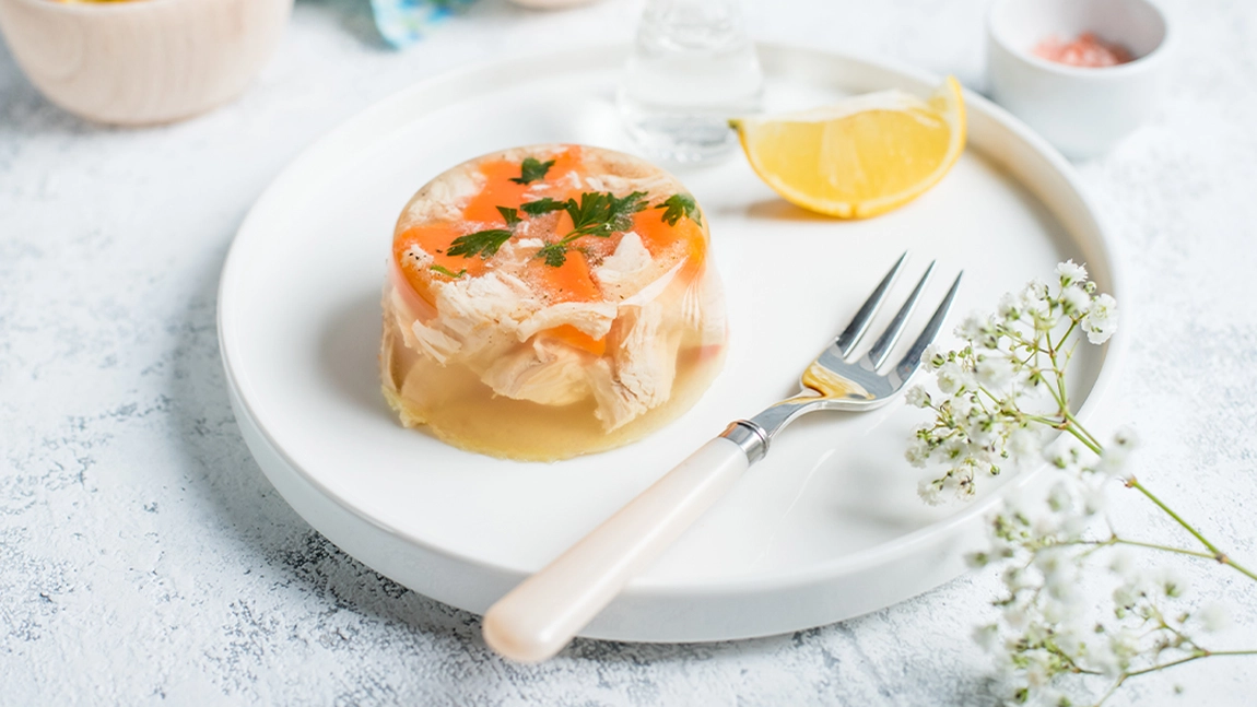 Cum să pregătești două rețete tradiționale de piftie de pui pentru un aperitiv savuros