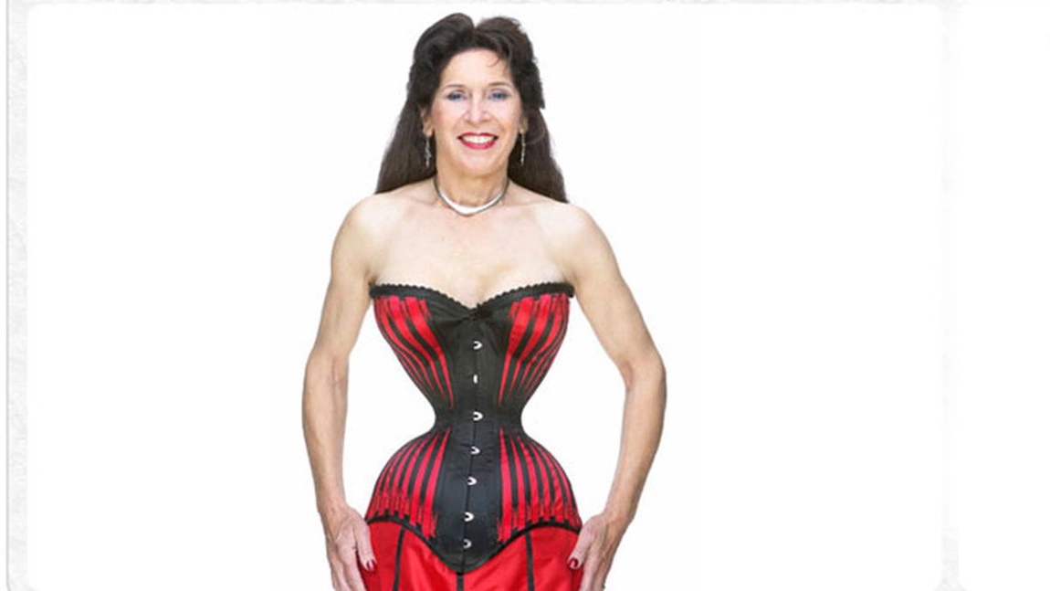 Poartă corset constant pentru a avea cea mai mică talie din lume! Îl dă jos doar când se spală!