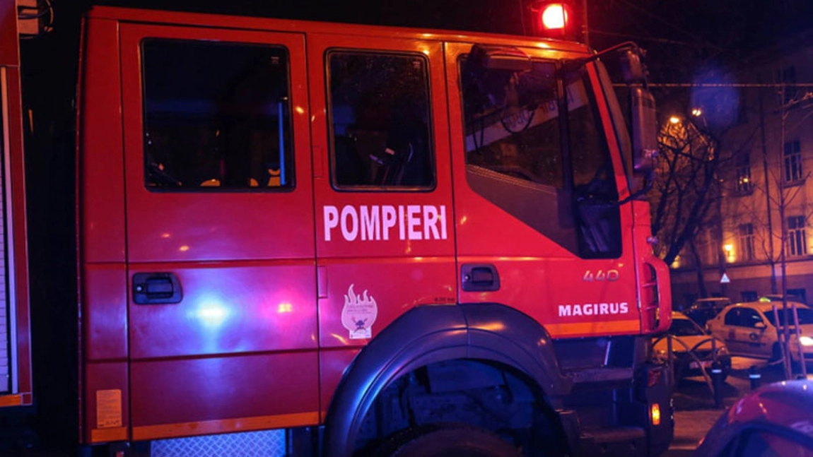 Incendiu în județul Iași! O casă a fost cuprinsă de făcări. Intervin pompierii