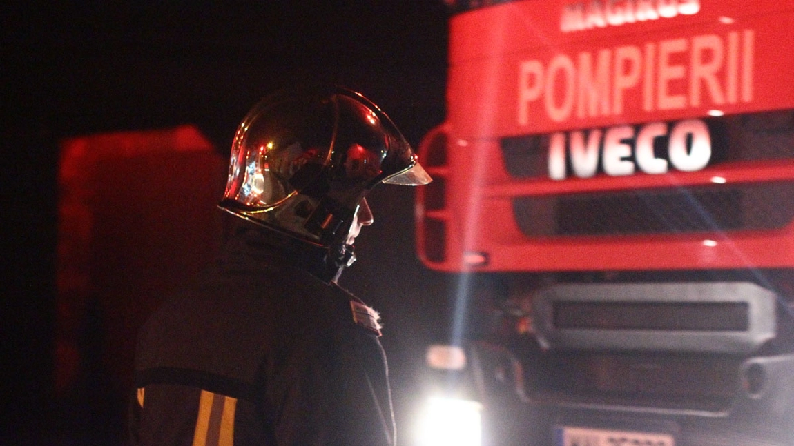 Incendiu pornit la un coș de fum în județul Iași! Intervin pompierii