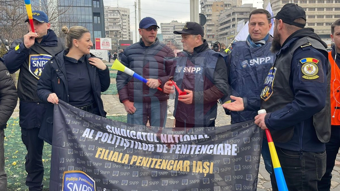 Protest în fața Prefecturii Iași! Angajaţii din poliţie, penitenciare şi militarii rezervişti au ieșit în stradă - LIVE VIDEO
