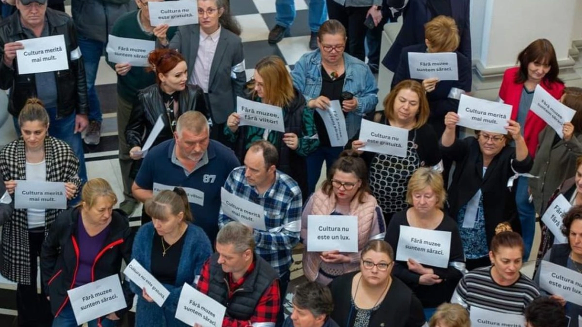 Protest la Palatul Culturii din Iași, de Ziua Culturii Naționale! Angajații cer condiții decente și salarizare corectă: „O categorie de profesioniști este remunerată la un nivel umilitor”