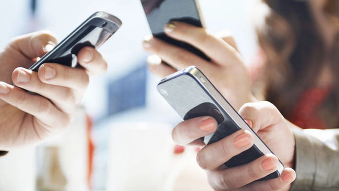 Avertisment pentru românii care au abonamente la telefonie mobilă! Cum pot rămâne fără bani în conturi