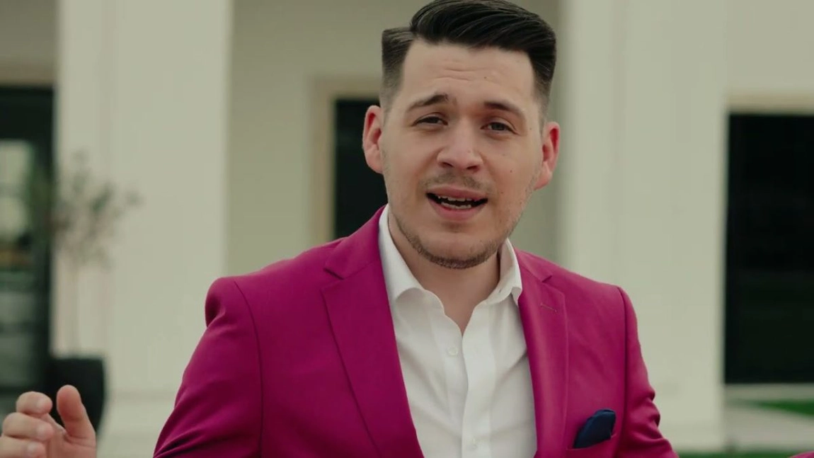 Cântărețul care a cucerit YouTube-ul din România trăiește o iubire de invidiat. Are o soție frumoasă-foc și o fetiță care îi calcă pe urme