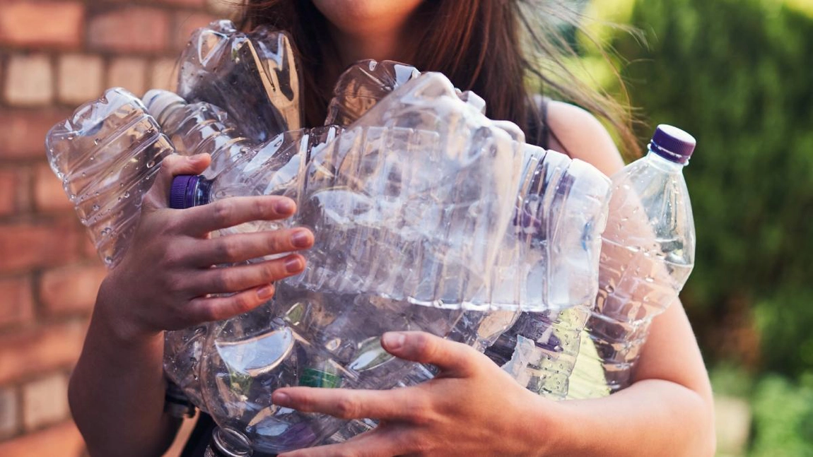 Sticlele de plastic vor dispărea! UE obligă România să facă schimbarea 