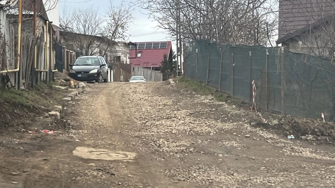 Stradă plină de gropi și noroi, în zona Sărărie! Așa arată drumurile edilului Mihai Chirica. „De 20 de ani, tot primim promisiuni că se asfaltează”