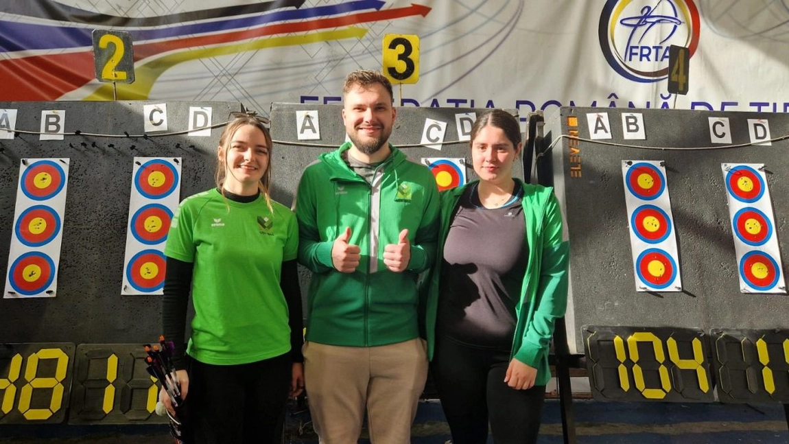 Studenţi ai Universităţii de Ştiinţele Vieţii „Ion Ionescu de la Iaşi”, pe podim la tir cu arcul