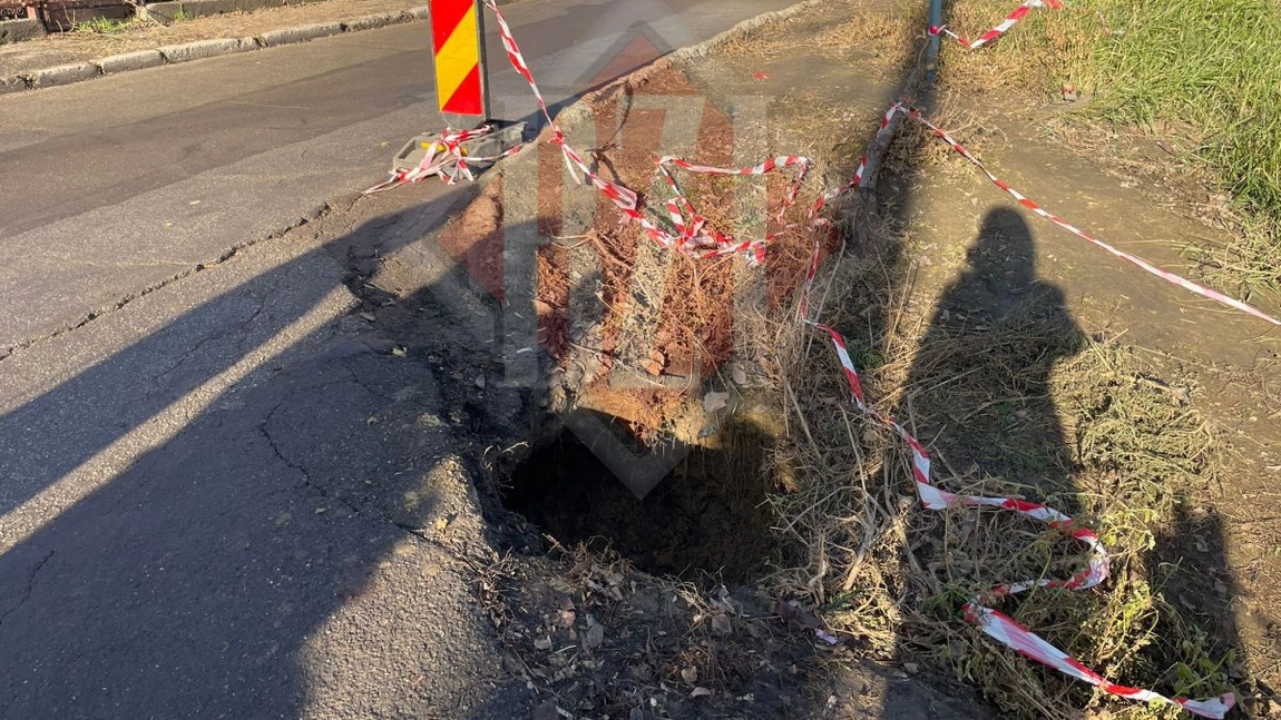 Atenție, ieșeni! Terenul de pe o stradă importantă s-a surpat