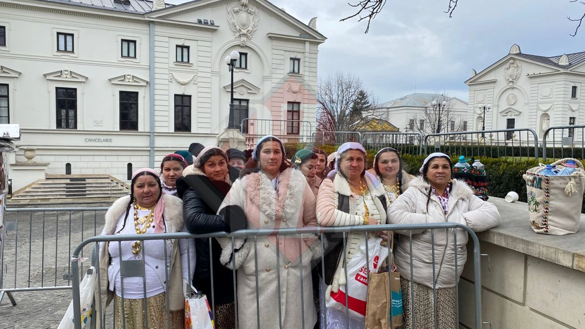 Rromii de la Zanea, de la prima oră la rând pentru a lua Agheasma de Bobotează: „Aşa e tradiţia la noi!”
