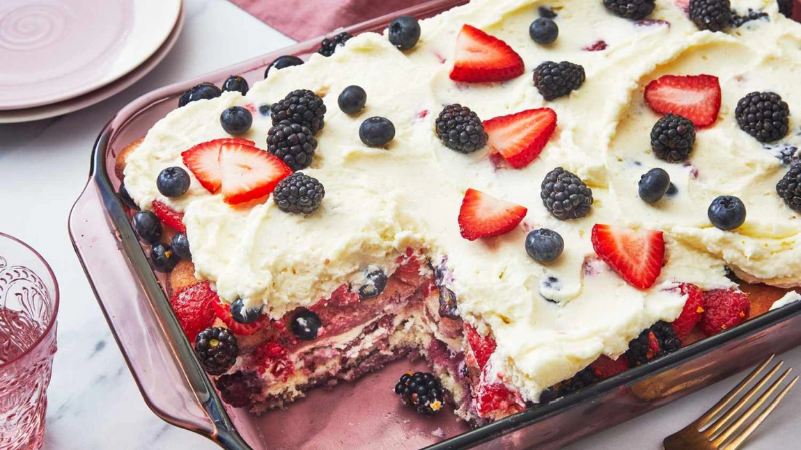 Tiramisu cu fructe de pădure. Un desert cu care să impresionezi