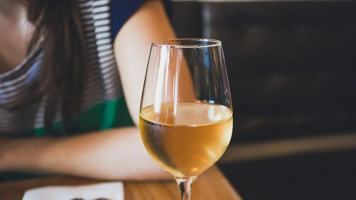 Unde găsesc dioxid de sulf? Rolul acestui compus în producerea vinului