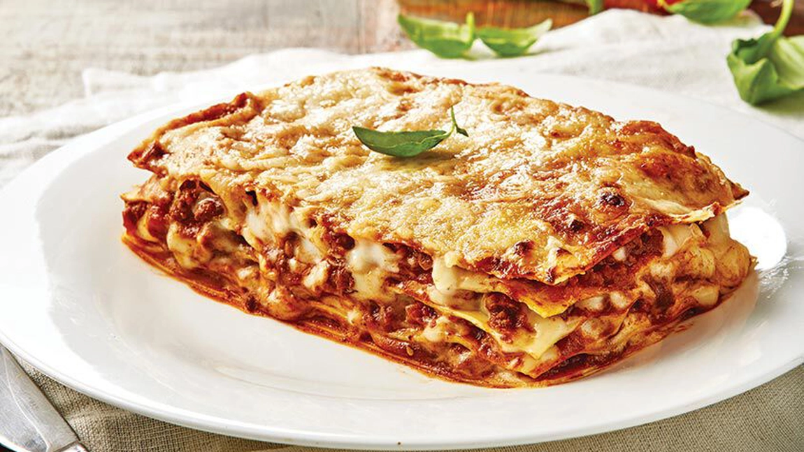 Rețeta pentru lasagna cu carne tocată și sos bechamel! Este pur și simplu delicioasă!