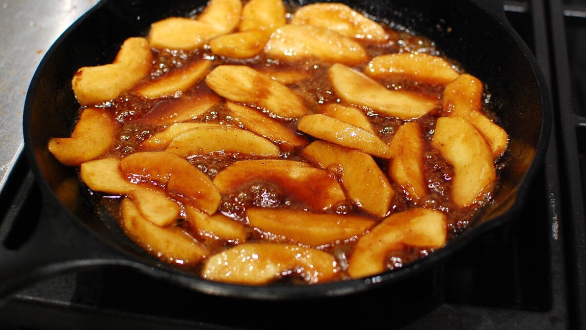 Mere caramelizate la tigaie. O rețetă foarte simplă care te va cuceri!