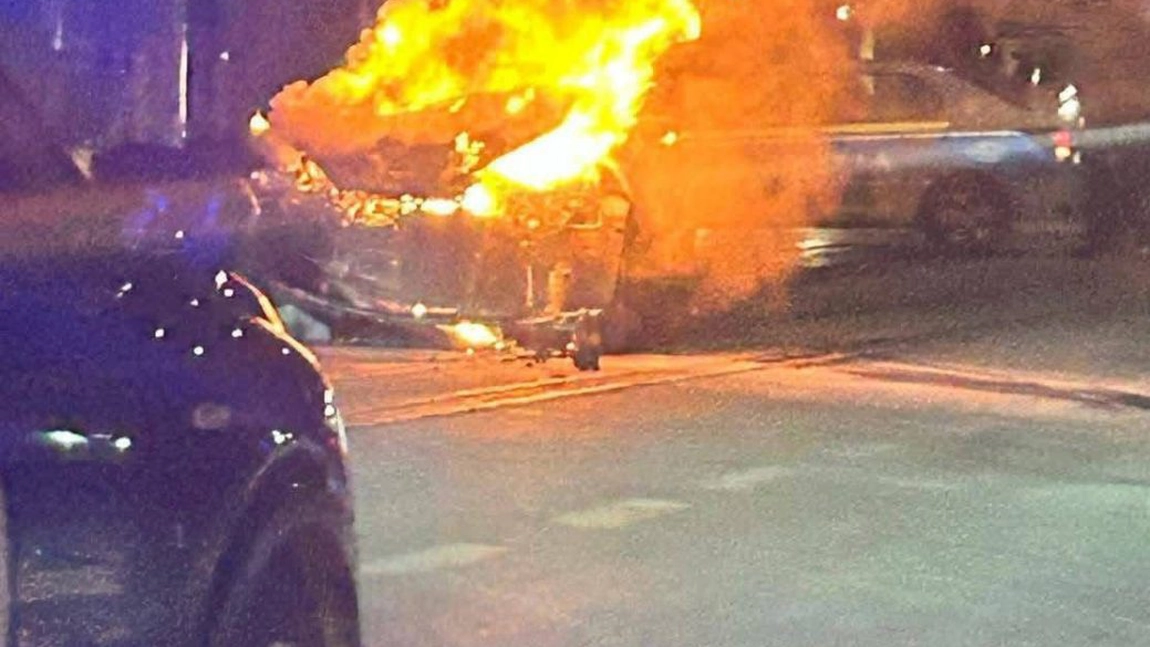 Accident rutier violent azi noapte în zona Metalurgie. Două autoturisme s-au izbit, iar unul dintre ele s-a aprins ca o torță - FOTO - VIDEO - UPDATE