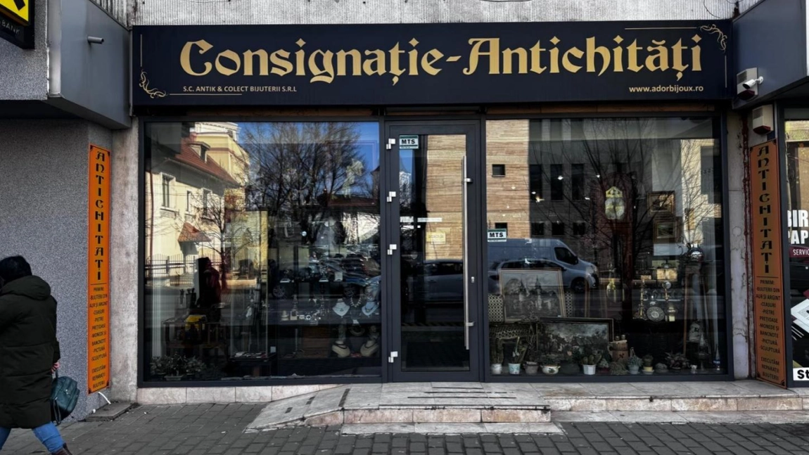 A primit o monedă în dar, în urmă cu 55 de ani, iar de atunci, viața i s-a schimbat. Acum deține unul dintre cele mai mari magazine de antichități din Iași: „Toate obiectele sunt unicate”