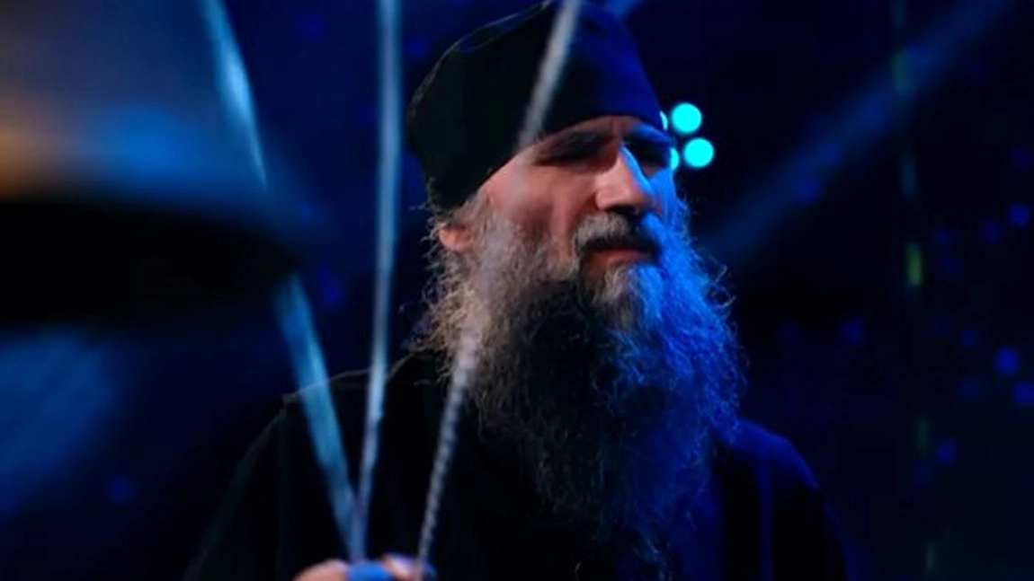 Părintele Lavrentie i-a uimit pe jurații de la „Românii au talent“! Călugărul care a învins moartea a cântat la clopote folosindu-se de o manieră unică