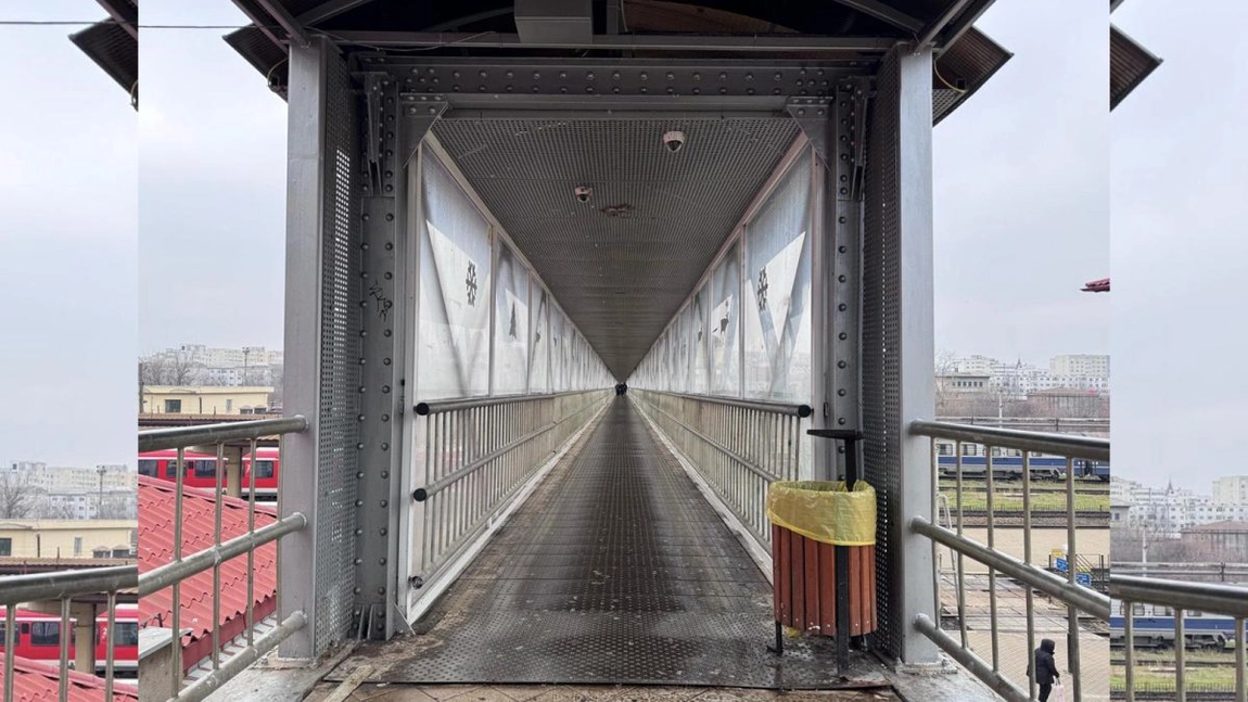 Pericol de moarte la pasarela de la Gara Iași! O singură mișcare greșită poate fi ultima pentru trecători. Imagini incredibile au fost surprinse