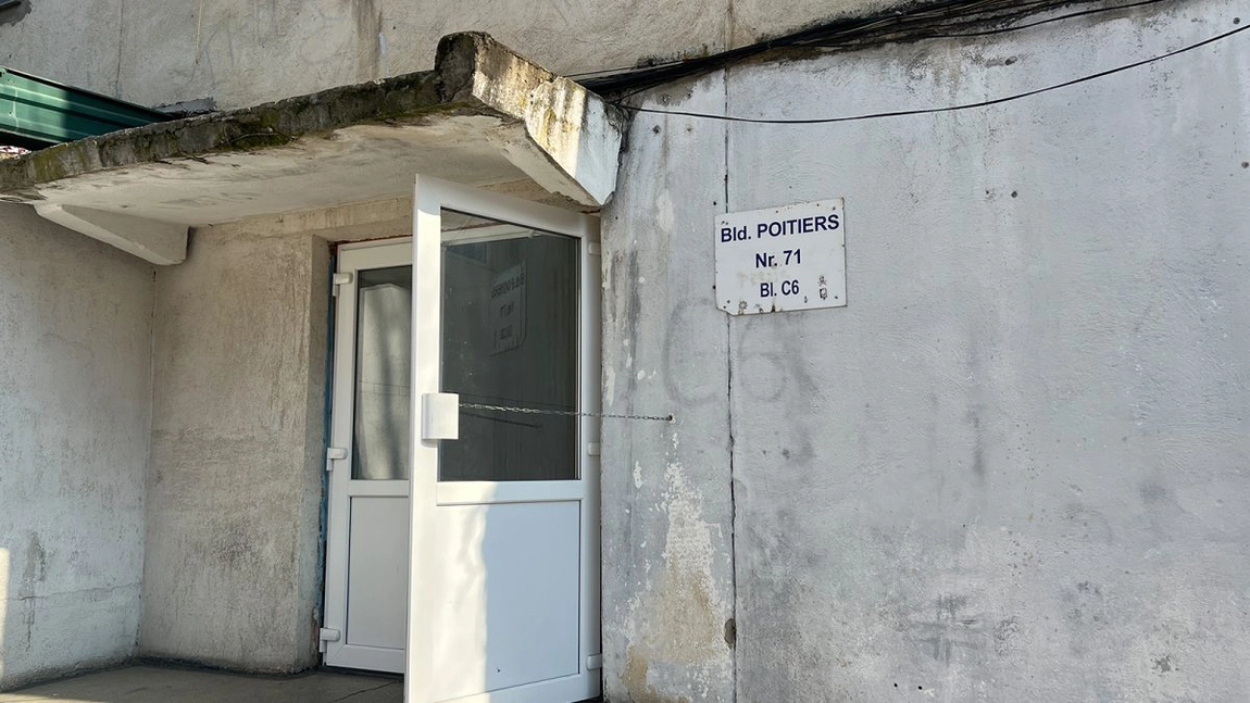 Petru Groza, un individ din Iași, a băgat spaima într-un cartier întreg. Umblă înarmat și cu mască de gaze pe față: „Era o scenă macabră”