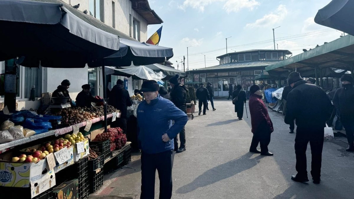 Haos în piețele din Iași! Comercianții sunt prădați de hoți în fiecare seară. Primăria nu le asigură paza mărfii în timpul nopții