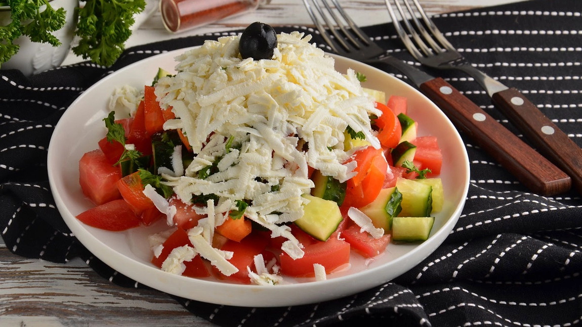 Rețeta de salată bulgărească clasică – Un preparat foarte simplu, fresh și gustos!