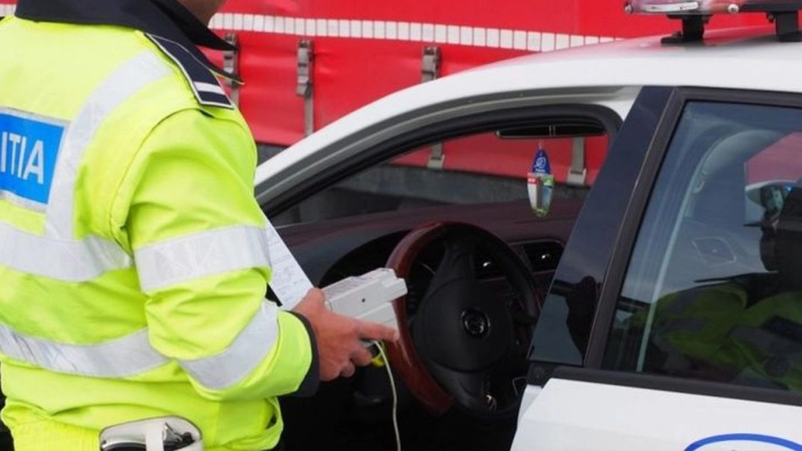 Șofer de 43 de ani, prins beat și fără permis la volan: „A fost testat cu aparatul alcooltest, rezultând o valoare de 1,05 mg/l alcool pur în aerul expirat”