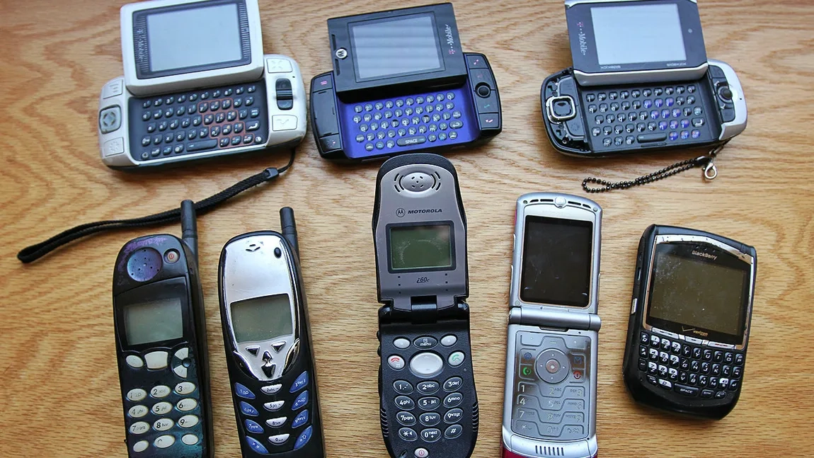 Telefoanele vechi îți pot aduce o avere! Mii de euro valorează pe piață