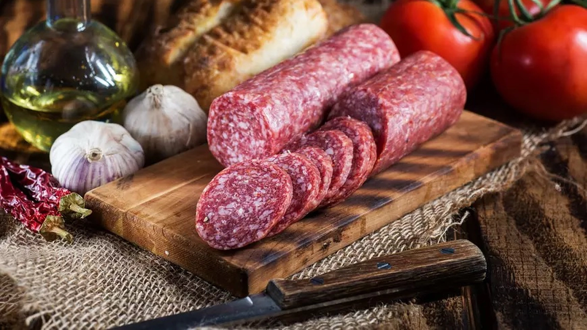 Rețeta pentru salam de porc de casă. Un gust autentic fără aditivi!