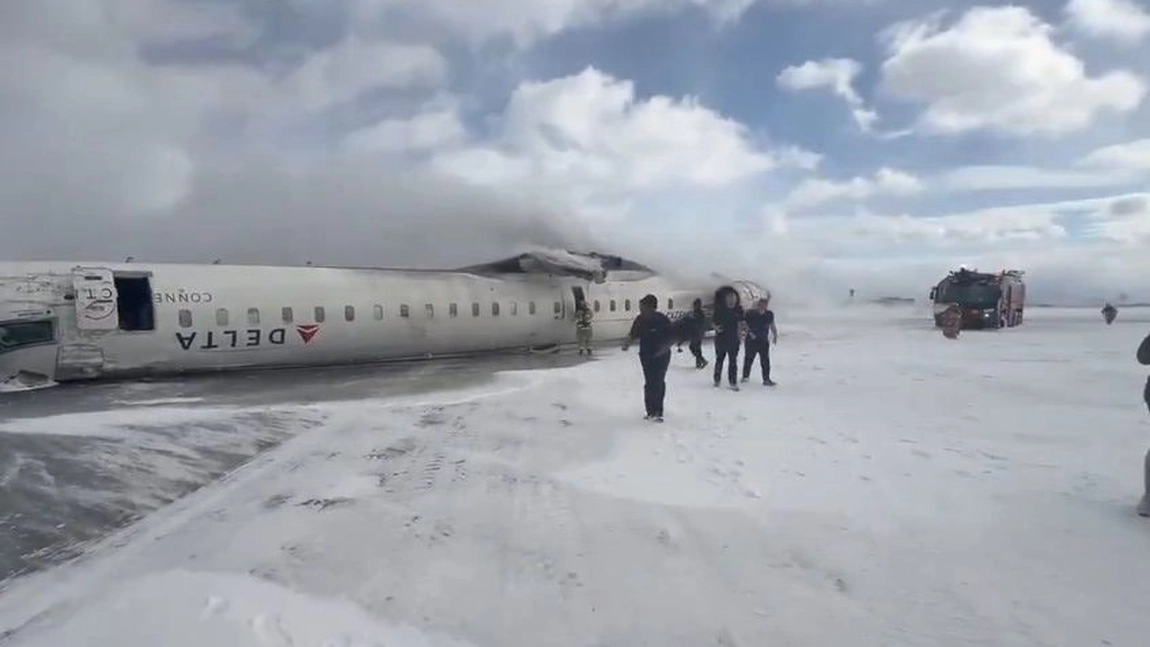 Accident aviatic în Toronto. Un avion s-a răsturnat la aterizare. O persoană este grav rănită
