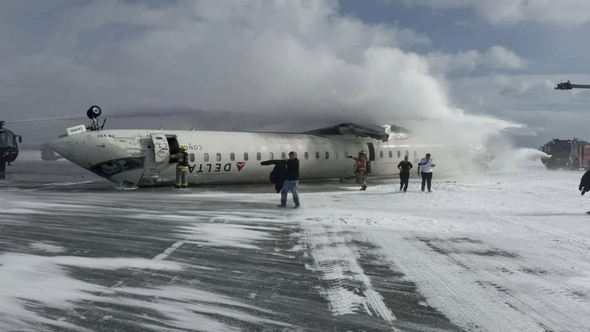 Momentul accidentului aviatic din Toronto, surprins de camere. Iată cum s-a răsturnat avionul de linie în care se aflau 80 de persoane