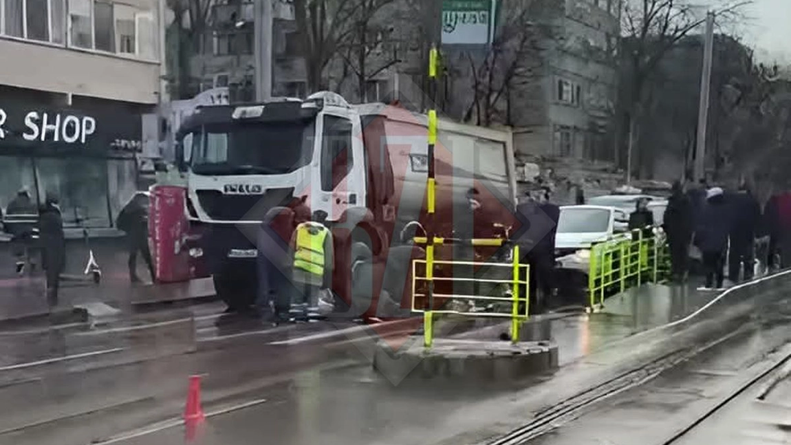 Accident rutier în Podu Roș! Un pieton a fost lovit de o basculantă