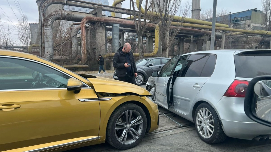 Accident rutier în Tudor Vladimirescu! Coliziune între două autoturisme