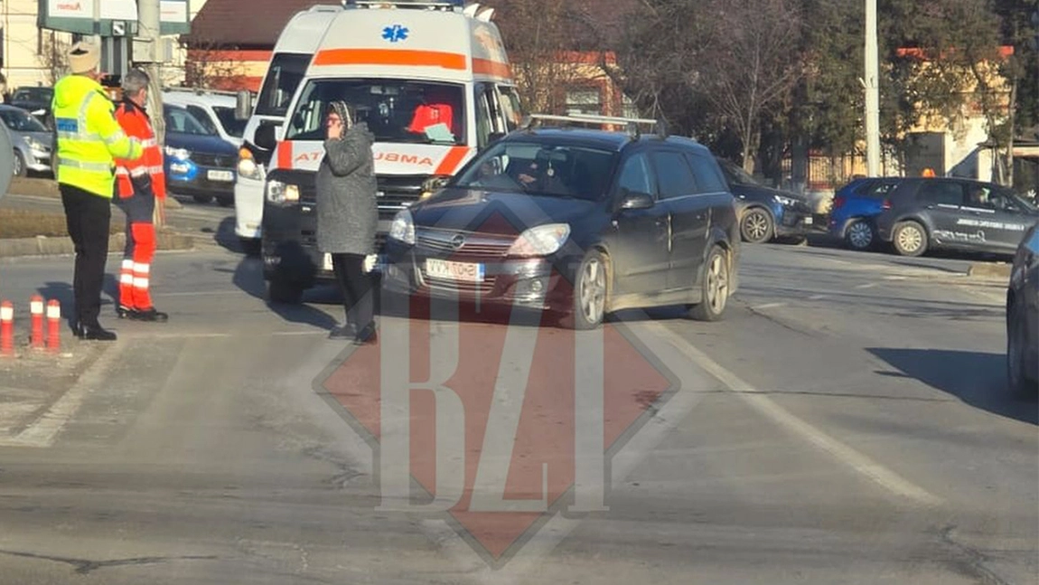 Accident rutier în municipiul Iași! Un autoturism a intrat în coliziune cu o ambulanță