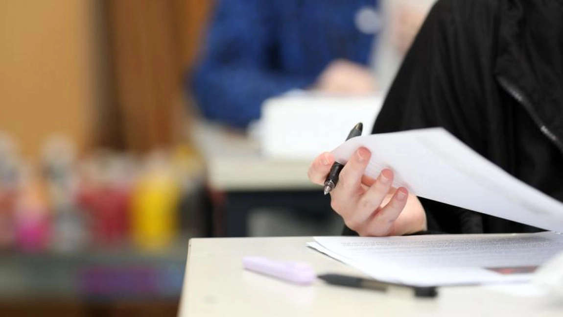 Acești angajați vor da teste scrise periodic pentru a-și păstra locul de muncă! Cine sunt românii care riscă să fie concediați