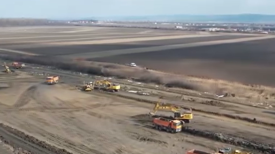 Continuă lucrările pe șantierul Autostrăzii A7, Bacău - Pașcani, și pe temperaturi scăzute