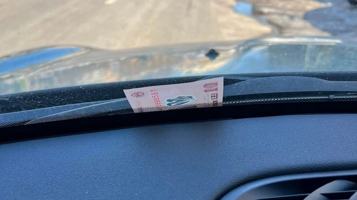 „Metoda bancnotei din parbriz” prin care infractorii profită de neatenția șoferilor pentru a le sustrage bunurile de valoare sau chiar mașina