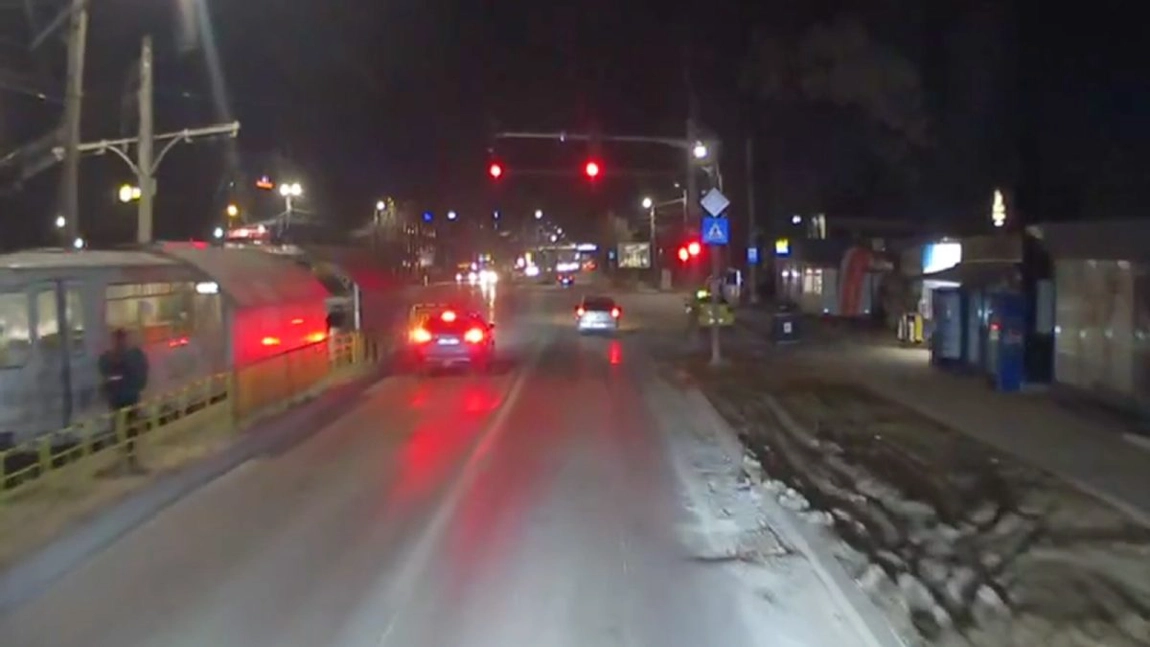 Tupeu incredibil pentru un bărbat din Iași! Deși a trecut pe roșu la semafor, a vrut să îi dea o lecție unui șofer de TIR: „A scos mâna pe geam și mi-a arătat degetul mijlociu”