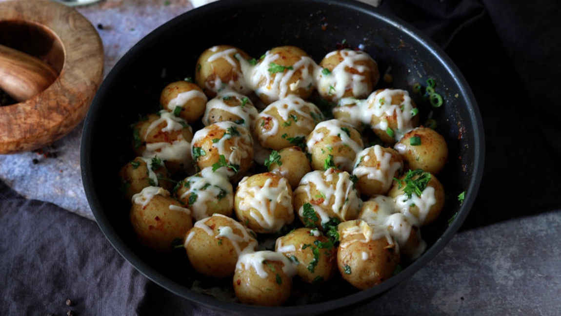 Cartofi cu mozzarella la tigaie – o rețetă foarte rapidă, pe care o poți prepara în doar câteva minute