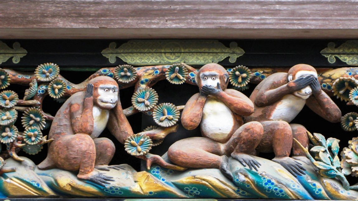 Legea celor trei maimuțe. Iată ce mesaj transmite fascinanta sculptură!